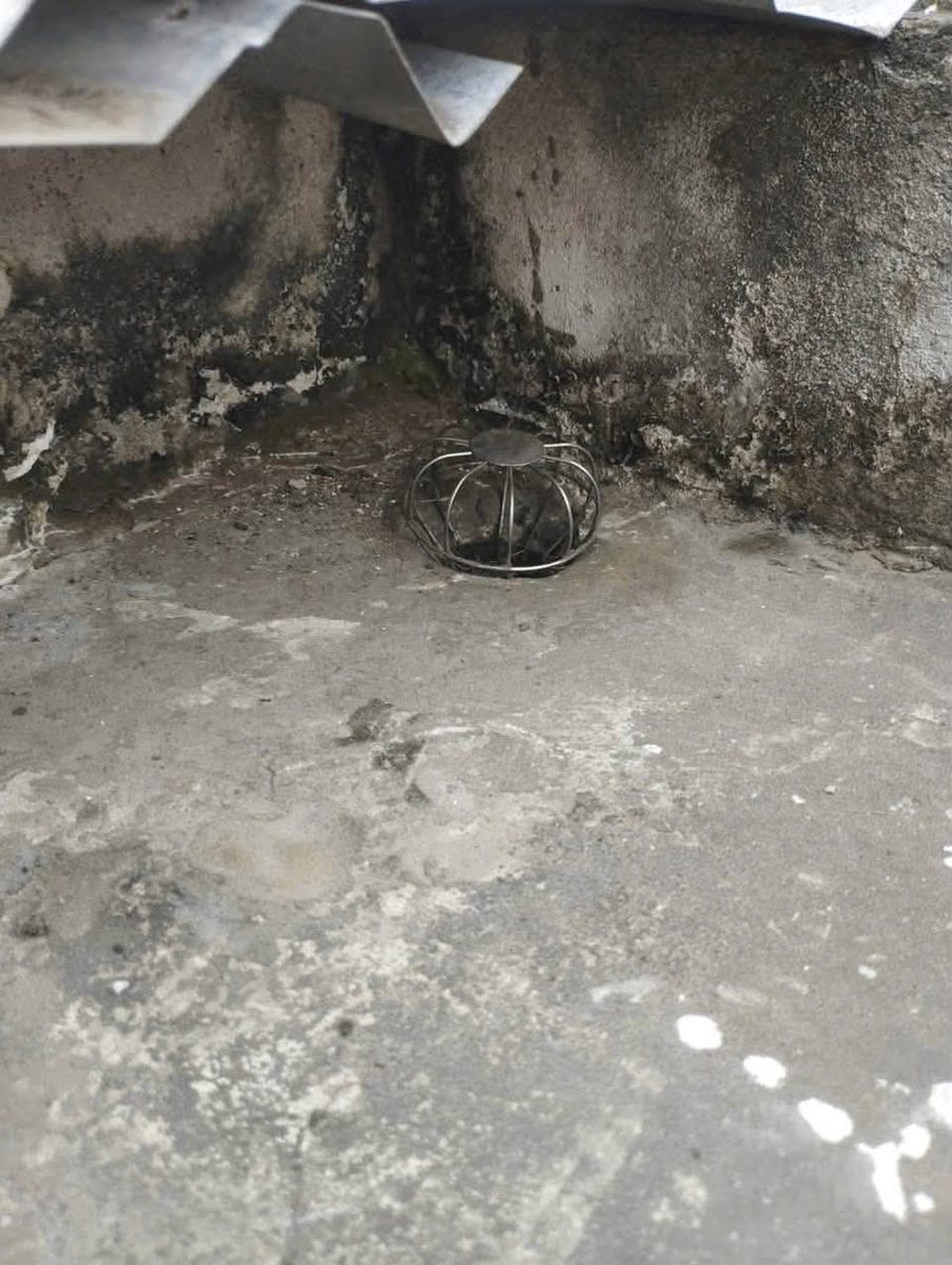 Phễu thu cầu ở góc sê-nô bị đất cát vây quanh